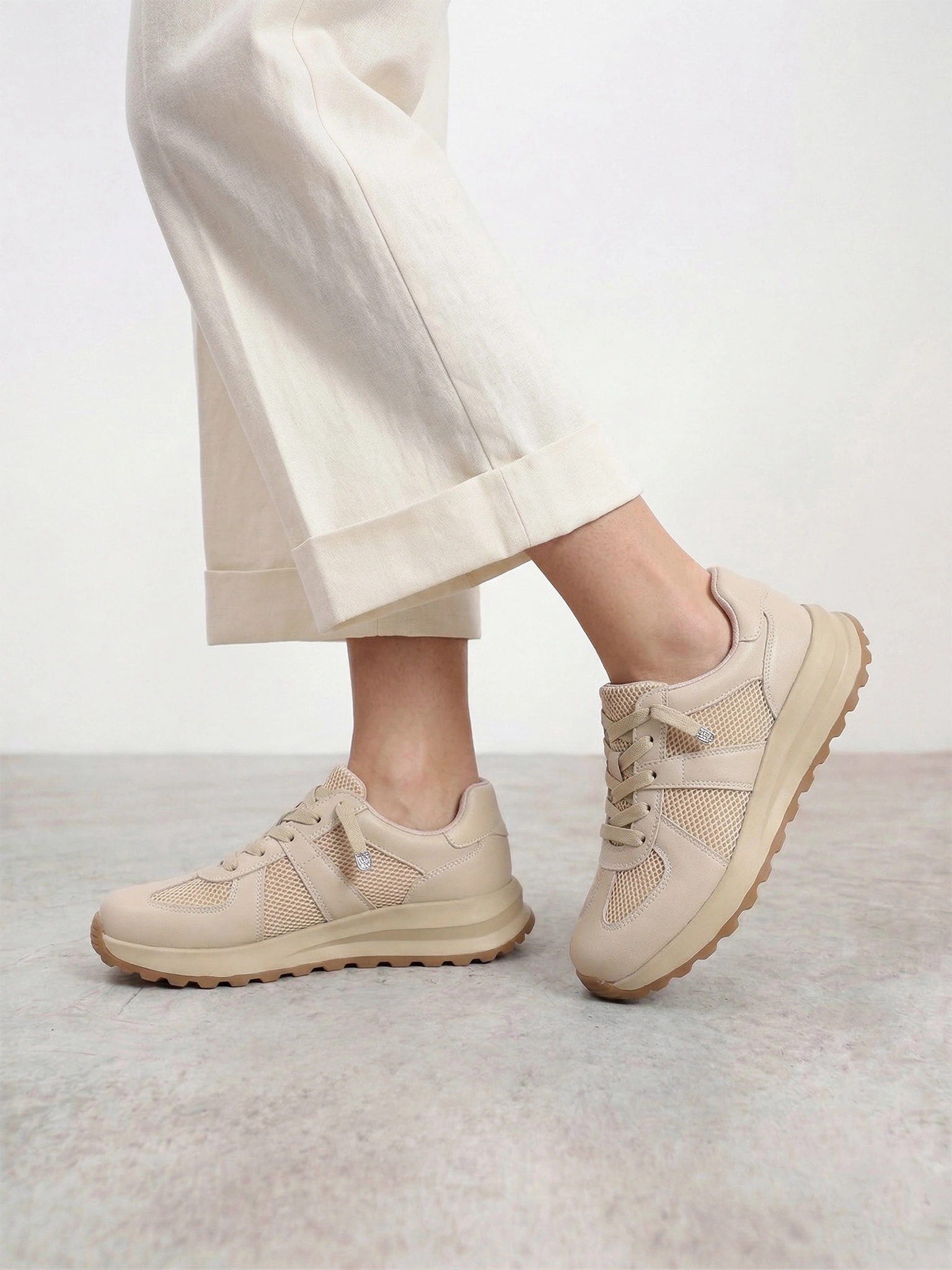 Кроссовки комбинированные бежевого цвета на средней подошве